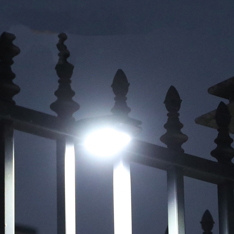 🌿 Solar clip light with motion sensor – Perfect for gardens, balconies, and patios! 🏡✨